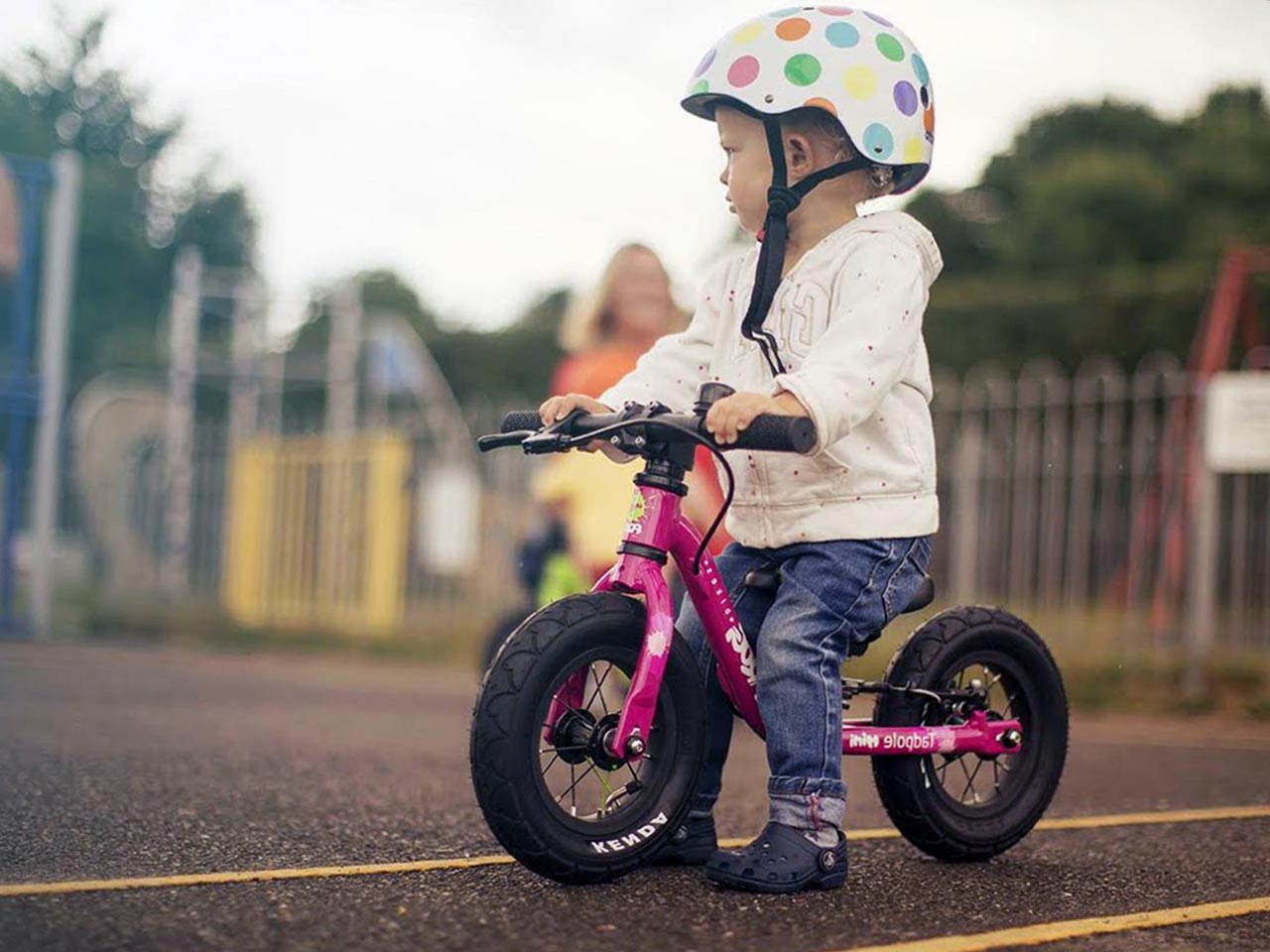 De la draisienne au vélo sans petites roues : les avis des parents
